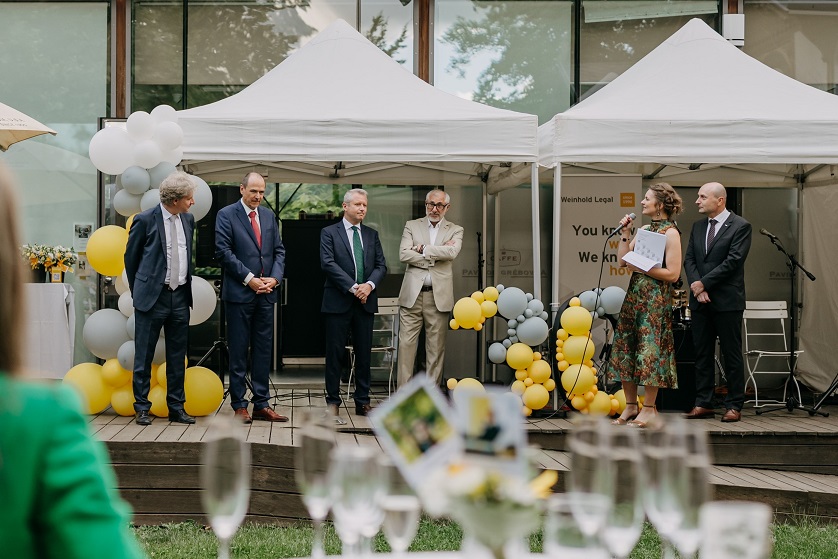 Od faxu k umělé inteligenci. Weinhold Legal slaví 30 let 6 Weinhold Legal 30 let oslava partnerska skupina photo Dvazafotakem